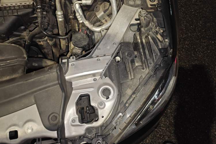 Used Mercedes-Benz E-Class 2019 E 200 L Sport Edition Engine Bay Left
