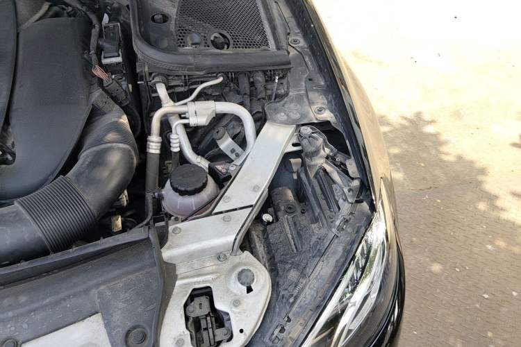 Used Mercedes-Benz E-Class 2019 E 260 L Engine Bay Left