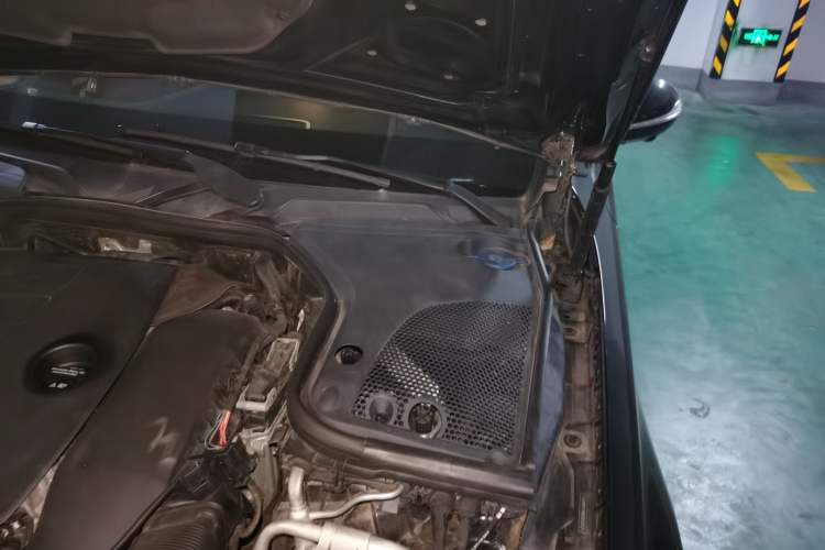 Used Mercedes-Benz E-Class 2019 Restyled E 300 L Luxury Edition Engine Bay Left