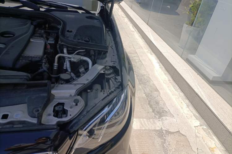 Used Mercedes-Benz E-Class 2019 E 300 L Sport Luxury Edition Engine Bay Left