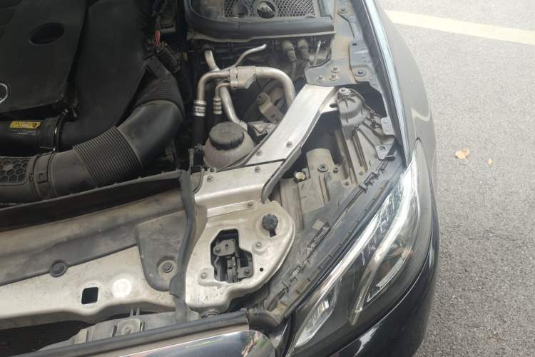 Used Mercedes-Benz E-Class 2019 E 260 L Engine Bay Left