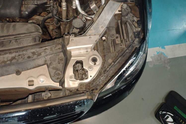 Used Mercedes-Benz E-Class 2019 E 300 L Luxury Model Engine Bay Left