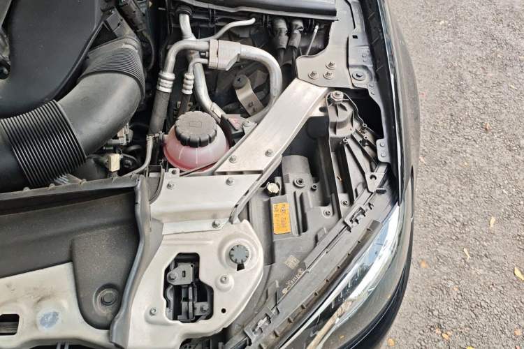 Used Mercedes-Benz E-Class 2019 E 260 L Engine Bay Left