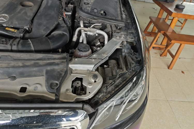 Used Mercedes-Benz E-Class 2019 E 260 L Engine Bay Left