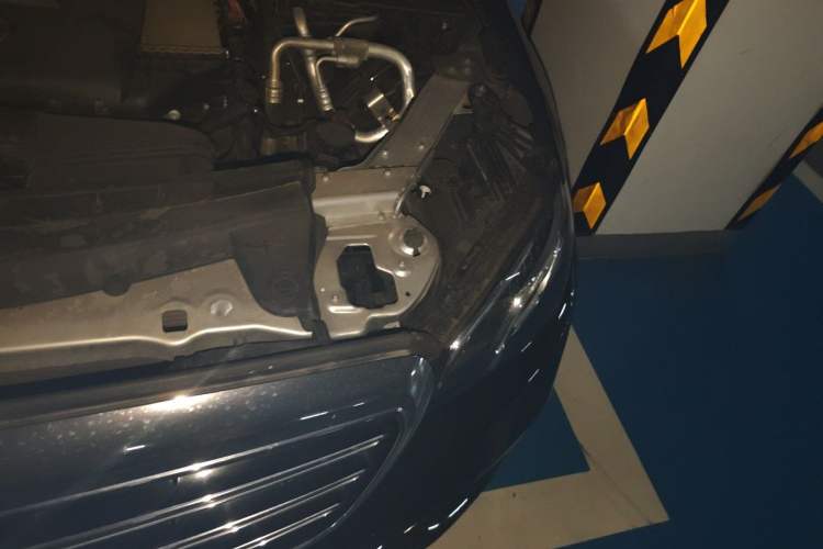 Used Mercedes-Benz E-Class 2019 E 200 L Engine Bay Left