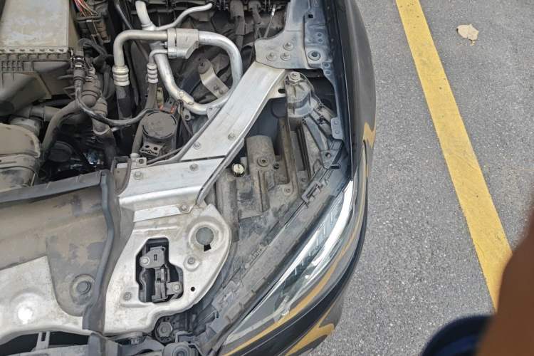 Used Mercedes-Benz E-Class 2019 E 300 L Sporty and Stylish Model Engine Bay Left