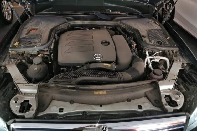 Used Mercedes-Benz E-Class 2019 E 260 L Engine Bay