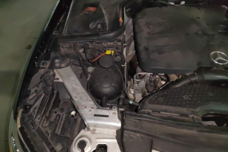 Used Mercedes-Benz E-Class 2019 Restyled E 300 L Luxury Edition Engine Bay Right