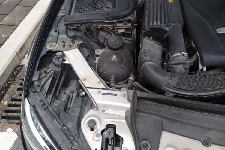 Used Mercedes-Benz E-Class 2019 E 300 L Stylish Model Engine Bay Right