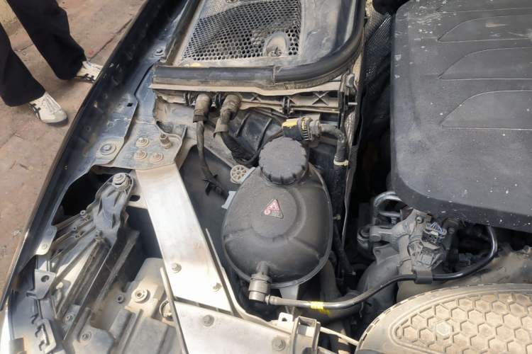 Used Mercedes-Benz E-Class 2019 E 260 L Engine Bay Right
