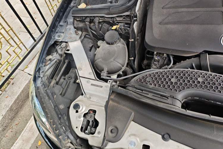 Used Mercedes-Benz E-Class 2019 E 260 L Engine Bay Right