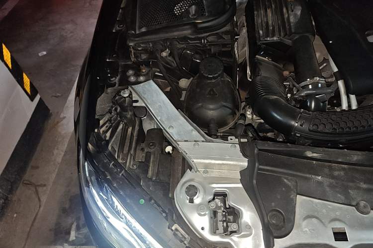 Used Mercedes-Benz E-Class 2019 E 300 L Stylish Model Engine Bay Right