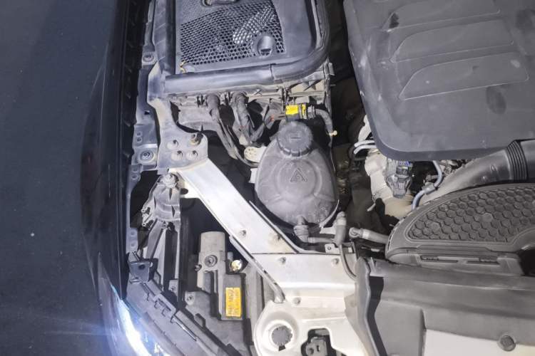 Used Mercedes-Benz E-Class 2019 Restyled E 300 L Luxury Edition Engine Bay Right