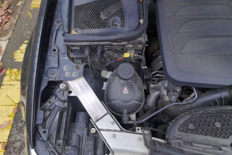 Used Mercedes-Benz E-Class 2019 E 260 L Engine Bay Right