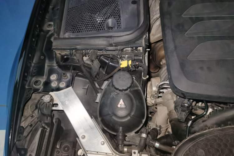 Used Mercedes-Benz E-Class 2019 Restyled E 300 L Sport Luxury Edition Engine Bay Right