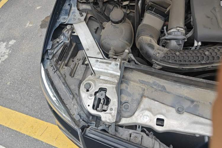 Used Mercedes-Benz E-Class 2019 E 300 L Sporty and Stylish Model Engine Bay Right
