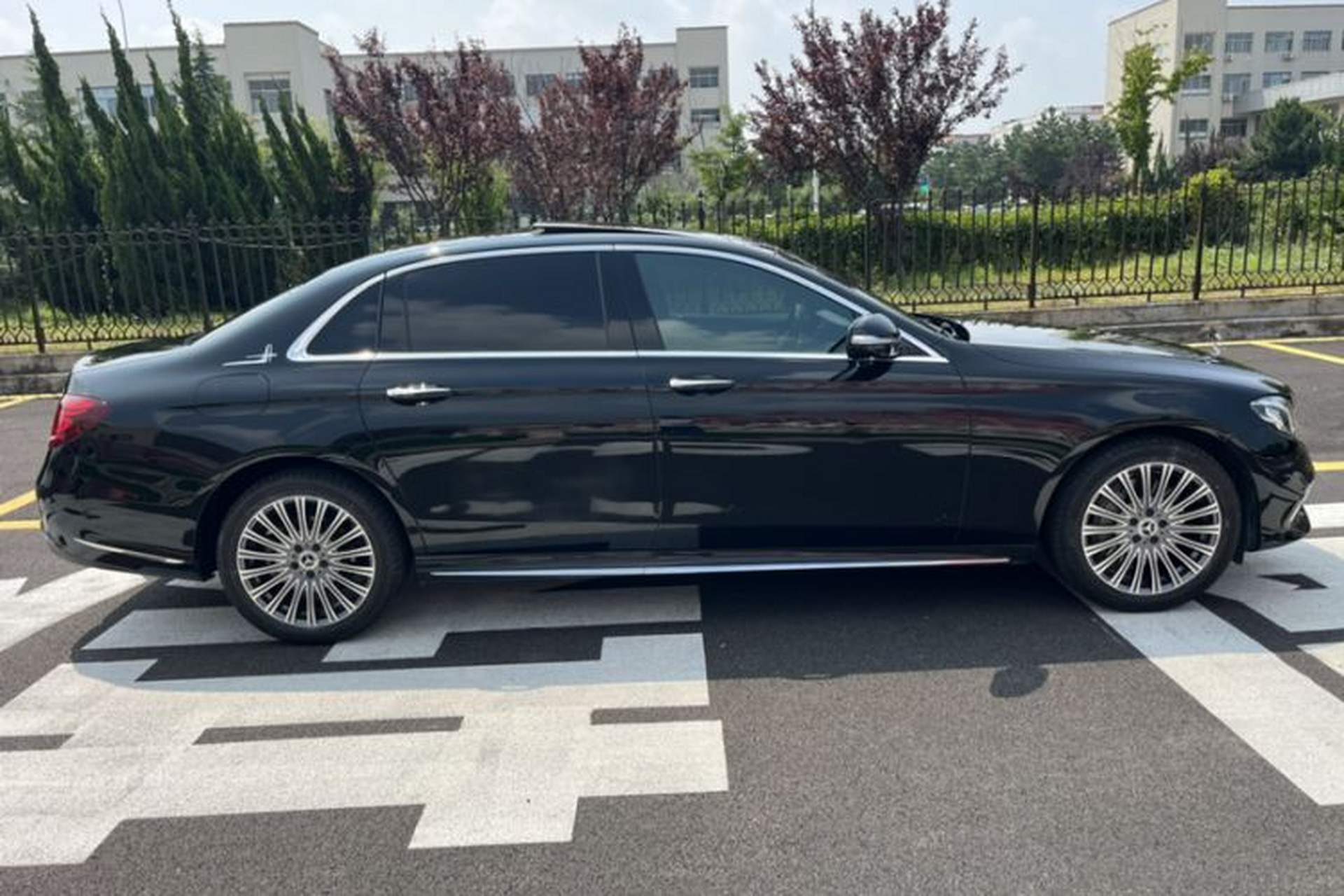 Used Mercedes-Benz E-Class 2019 E 300 L Sporty and Stylish Model Exterior 3