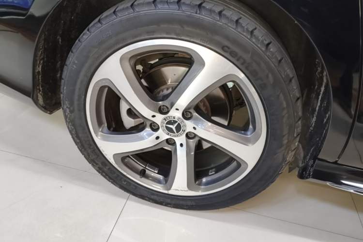 Used Mercedes-Benz E-Class 2019 E 300 L Sporty and Stylish Model Exterior 5