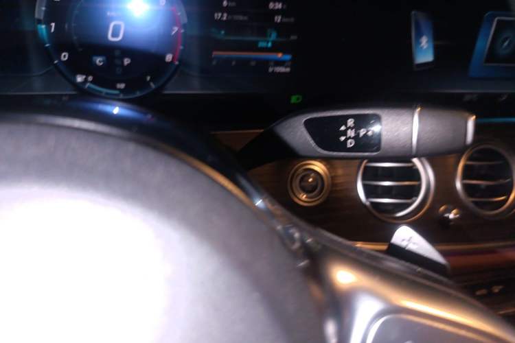 Used Mercedes-Benz E-Class 2019 Restyled E 300 L Sporty and Stylish Edition Gear Lever