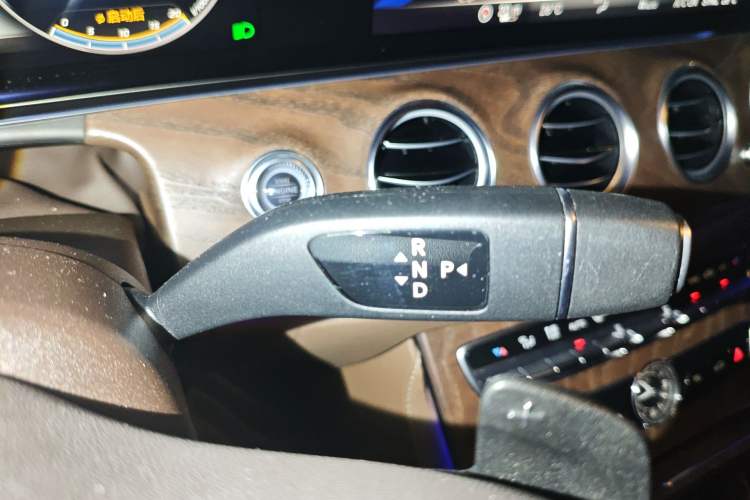 Used Mercedes-Benz E-Class 2019 Restyled E 300 L Luxury Edition Gear Lever