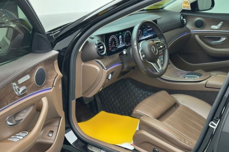 Used Mercedes-Benz E-Class 2019 E 260 L Interior 1