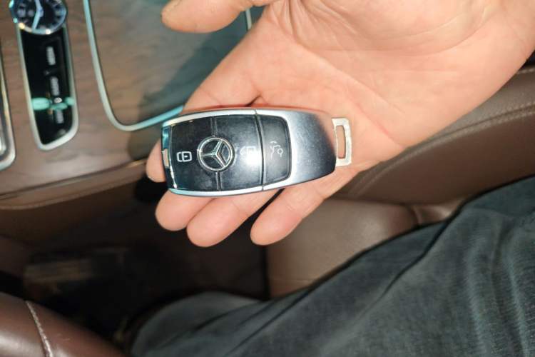 Used Mercedes-Benz E-Class 2019 E 260 L Interior 1