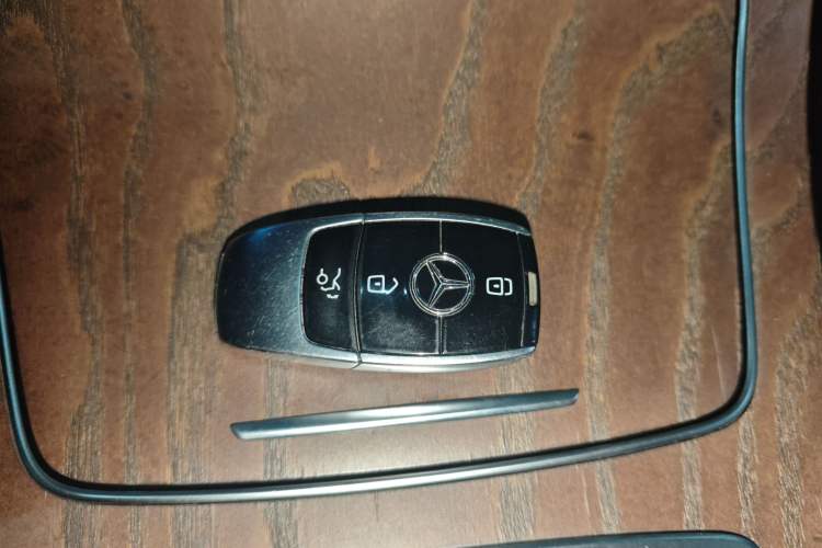 Used Mercedes-Benz E-Class 2019 E 260 L Interior 1