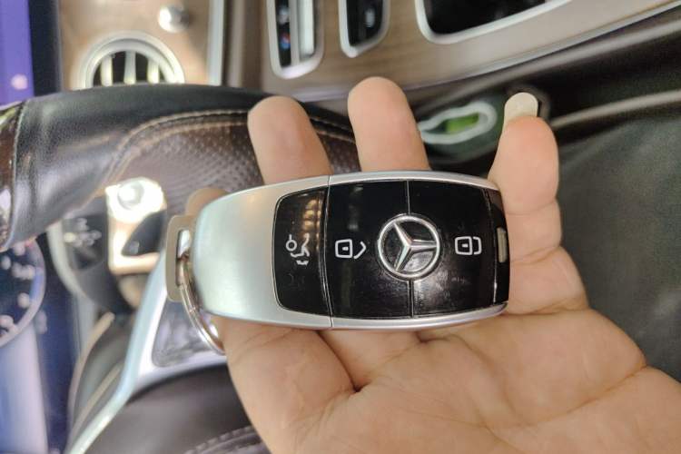 Used Mercedes-Benz E-Class 2019 E 200 L Interior 1