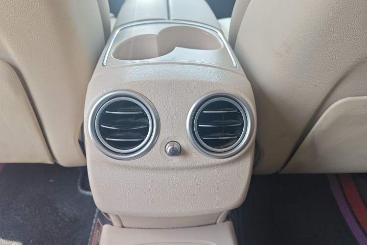 Used Mercedes-Benz E-Class 2019 E 260 L Interior 1