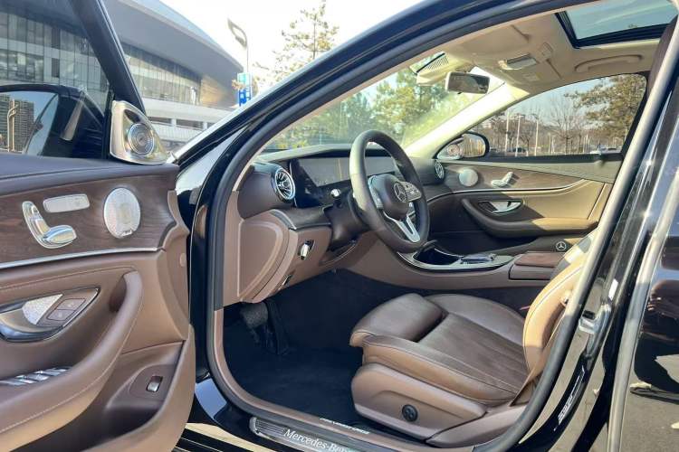 Used Mercedes-Benz E-Class 2019 E 260 L Interior 1