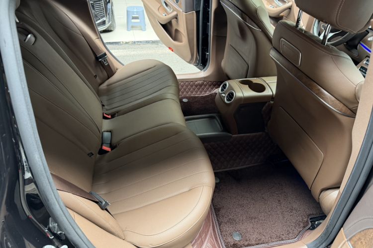 Used Mercedes-Benz E-Class 2019 E 200 L Interior 10