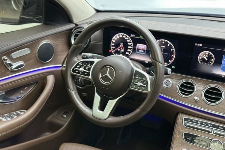Used Mercedes-Benz E-Class 2019 E 260 L Interior 3
