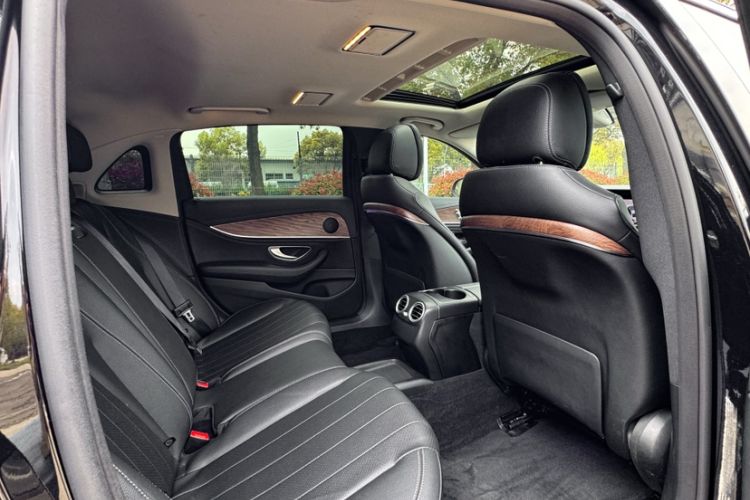 Used Mercedes-Benz E-Class 2019 E 260 L Interior 3