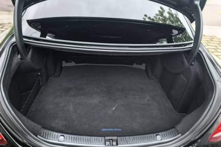 Used Mercedes-Benz E-Class 2019 Restyled E 300 L Sporty and Stylish Edition Interior 4