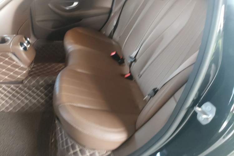 Used Mercedes-Benz E-Class 2019 E 260 L Interior 4