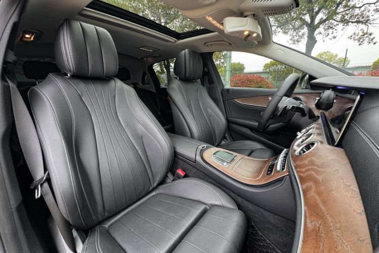 Used Mercedes-Benz E-Class 2019 E 260 L Interior 4