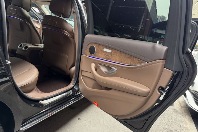 Used Mercedes-Benz E-Class 2019 E 200 L Interior 4