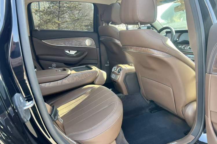 Used Mercedes-Benz E-Class 2019 E 260 L Interior 4