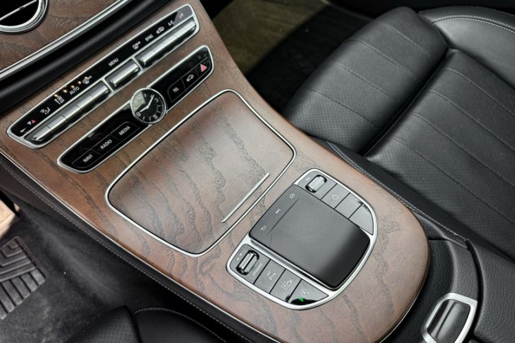 Used Mercedes-Benz E-Class 2019 E 260 L Interior 7