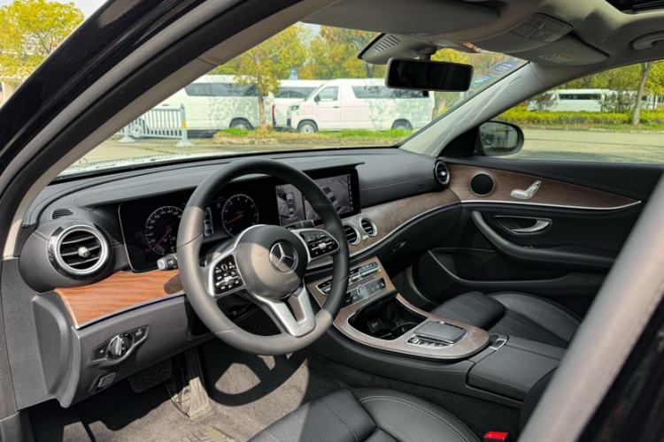 Used Mercedes-Benz E-Class 2019 E 260 L Interior 8