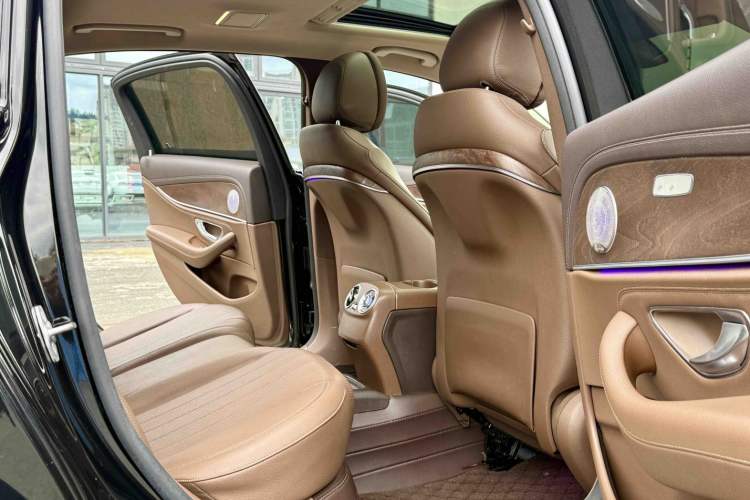 Used Mercedes-Benz E-Class 2019 E 260 L Interior 8