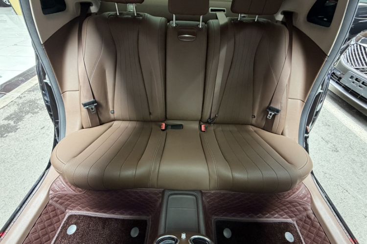 Used Mercedes-Benz E-Class 2019 E 200 L Interior 9