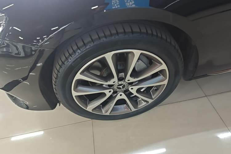 Used Mercedes-Benz E-Class 2019 Restyled E 300 L Luxury Edition Left Front Wheel Hub