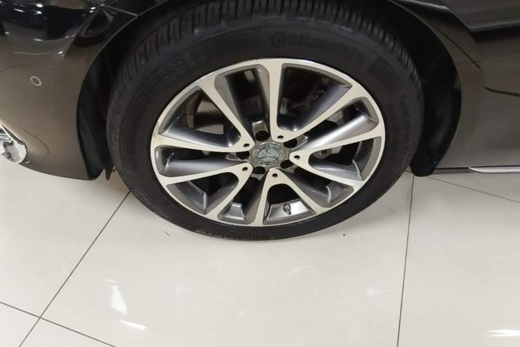 Used Mercedes-Benz E-Class 2019 E 260 L 4MATIC Left Front Wheel Hub