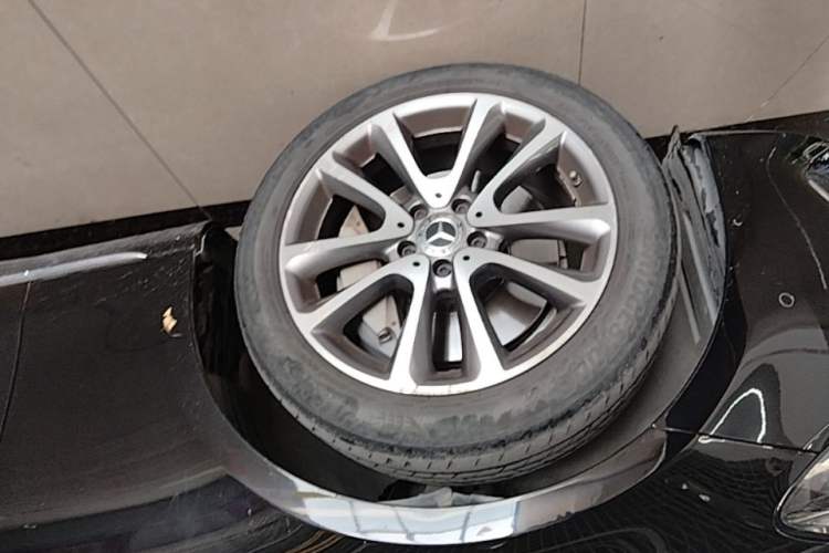 Used Mercedes-Benz E-Class 2019 Restyled E 300 L Luxury Edition Left Front Wheel Hub