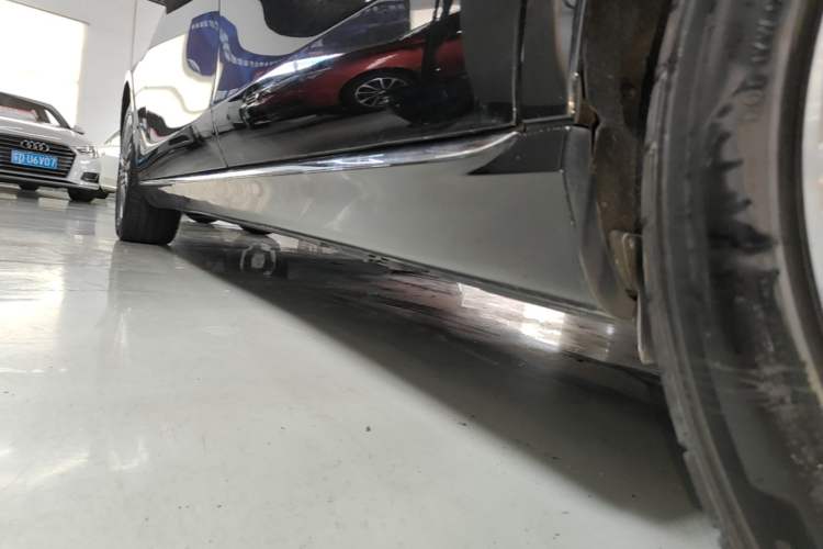Used Mercedes-Benz E-Class 2019 Facelifted E 300 L Stylish Version Left Side Sill