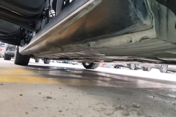 Used Mercedes-Benz E-Class 2019 E 300 L Sporty and Stylish Model Left Side Sill