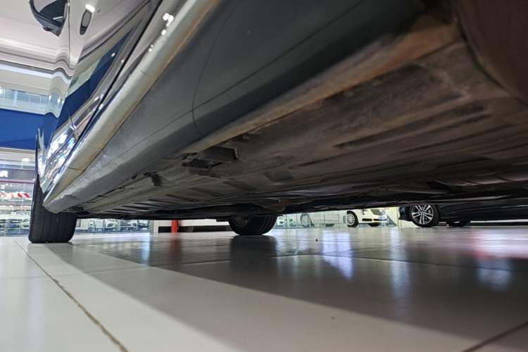 Used Mercedes-Benz E-Class 2019 E 300 L Sport Luxury Edition Left Side Sill
