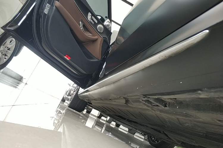 Used Mercedes-Benz E-Class 2019 E 300 L Sporty and Stylish Model Left Side Sill