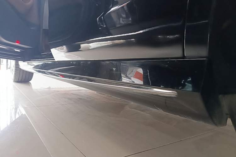 Used Mercedes-Benz E-Class 2019 E 300 L Sporty and Stylish Model Left Side Sill